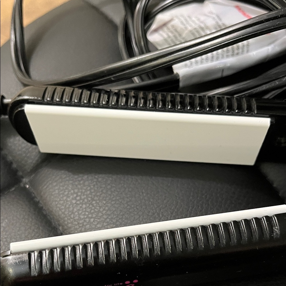 Zoe Professional Hair Straightener - Black and Pink - Picture 3 of 3